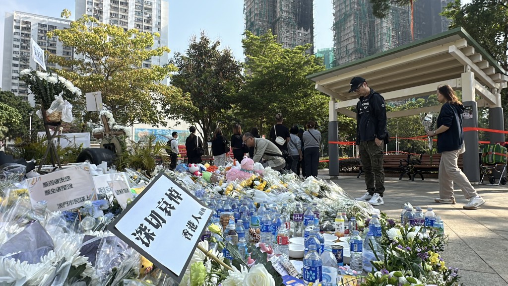 廣福休憩處放滿悼念花束。劉漢權攝 廣福休憩處放滿悼念花束。劉漢權攝