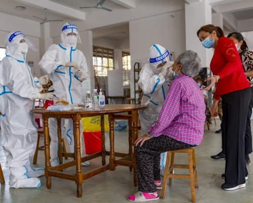 雲南瑞麗市醫護人員加強對市民進行核酸檢測。新華社