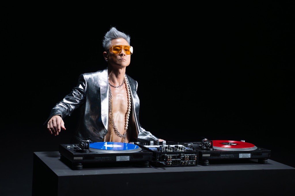 蔡一傑首次在MV以「DJ REMUS」身份表演打碟。 蔡一傑首次在MV以「DJ REMUS」身份表演打碟。