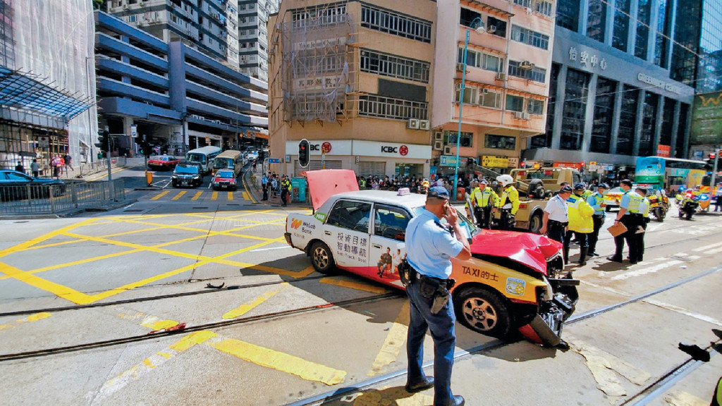 司机涉危驾被捕
■涉事的士停在炮台山道及英皇道交界，车头凹陷。