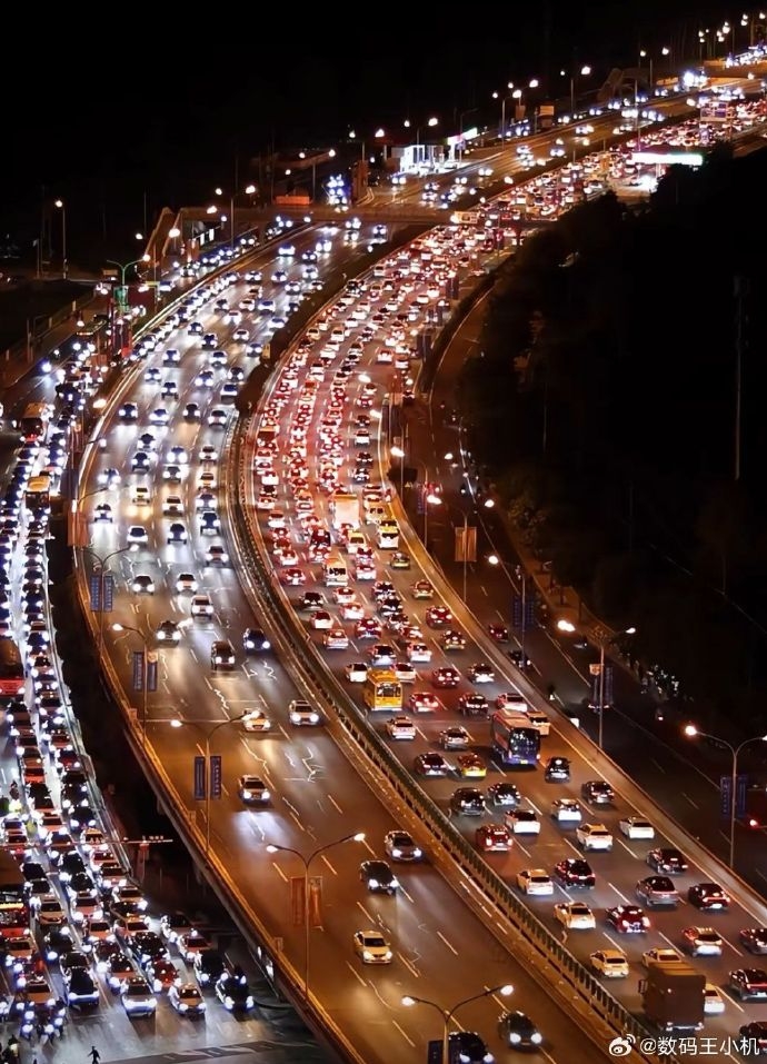 國慶第一批堵車的人堵成鴛鴦鍋。