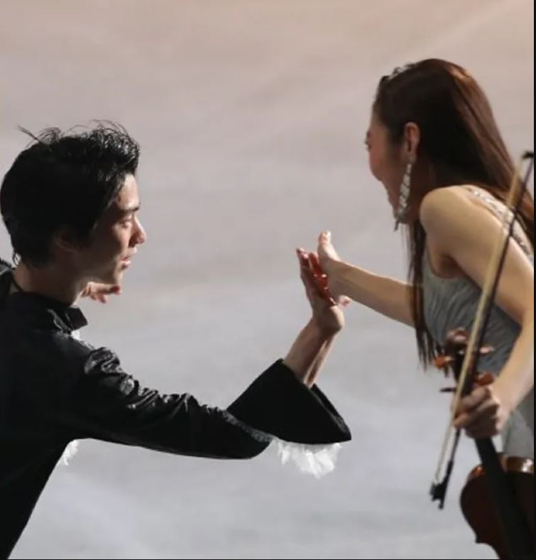 日媒更稱末延麻裕子4歲開始學小提琴，就讀音樂名校，2008年起已到處演出，而跟羽生結弦合作演出則是於2019年。
