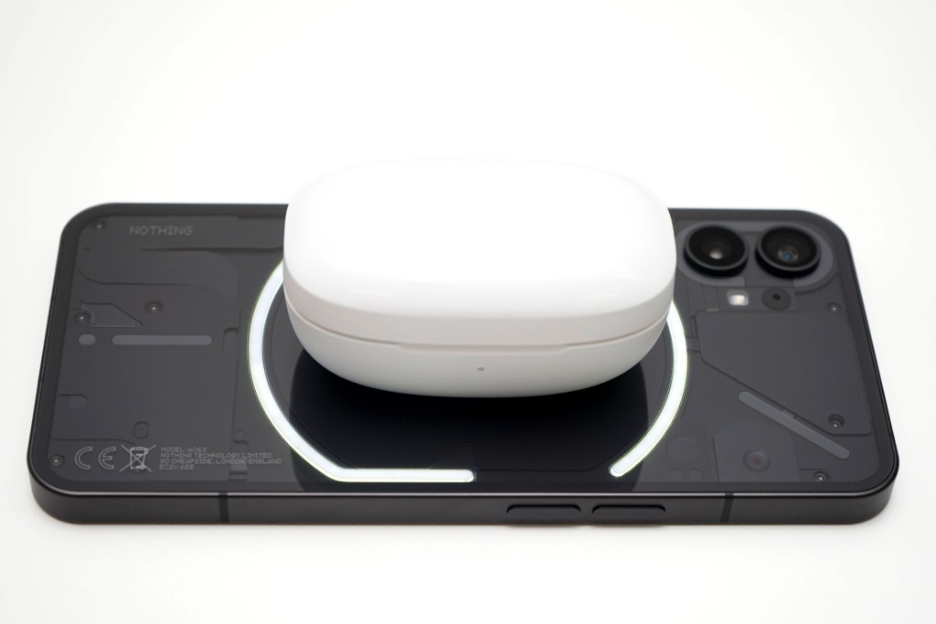 充電盒支援無綫充電，放在具反向無綫充電功能的手機，即可隨時補充電力。