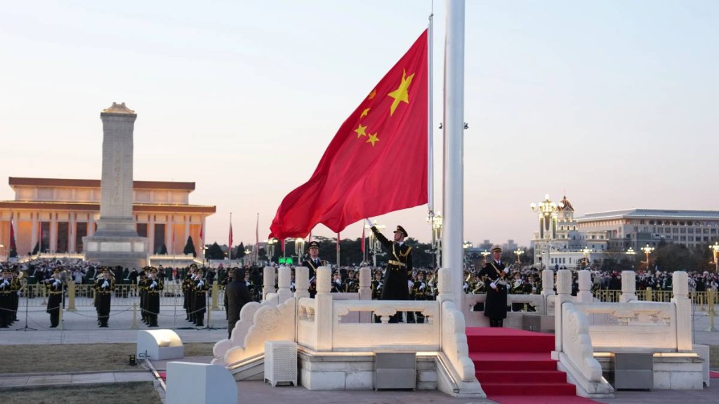 大批民众在北京天安门广场观看元旦升旗。新华社