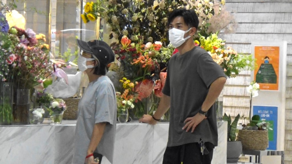 見商場人來人往，Moireen即嗌唔好，聽話男友秒速鬆開手。