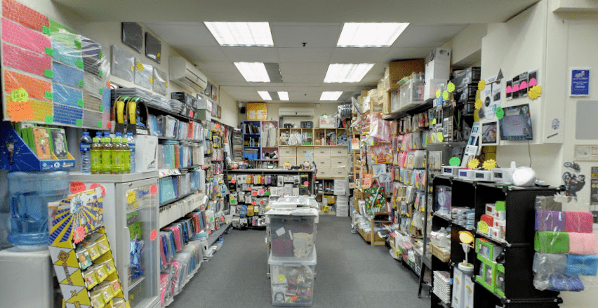 在旺角楼上舖经营十多年、专售苹果手机副产品及飞镖产品的小店首度遭遇客人入错数后发难的纠纷。(受访者提供)