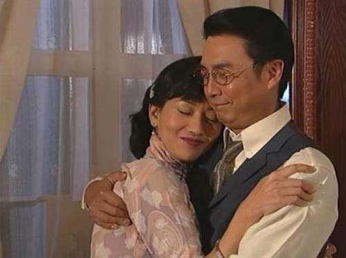 赵雅芝同刘松仁系经典银幕情侣，2003年再合作《西关大少》。