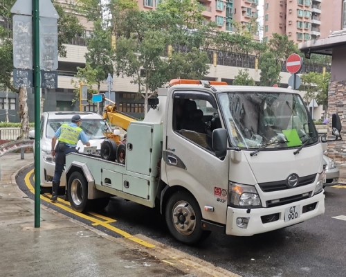 警方拖走15輛對交通造成嚴重阻塞的車輛。圖:警方提供