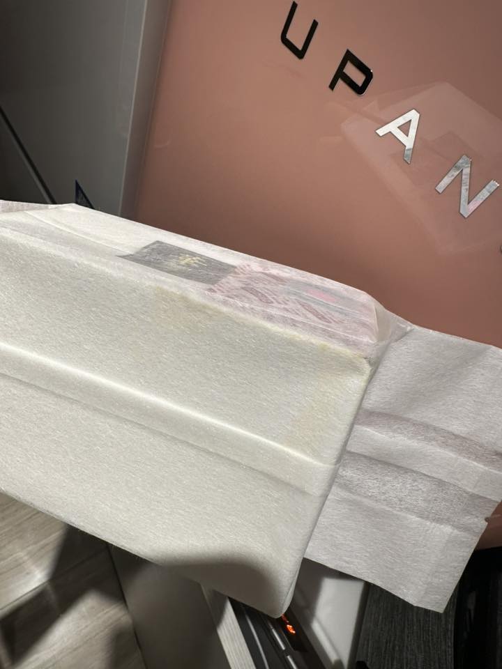 事主購買的長崎蛋糕,本身已有紙盒都濕透,可以見到有水黃印。FB@九州福岡地道情報站 事主購買的長崎蛋糕,本身已有紙盒都濕透,可以見到有水黃印。FB@九州福岡地道情報站