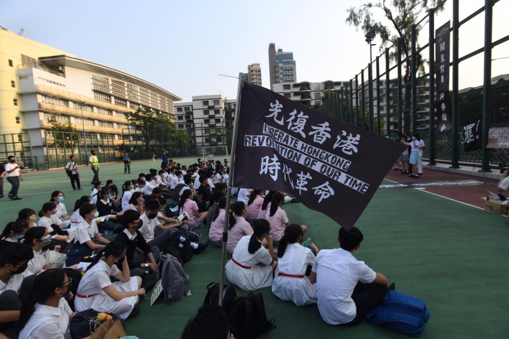 有人舉起「光復香港」旗幟。
