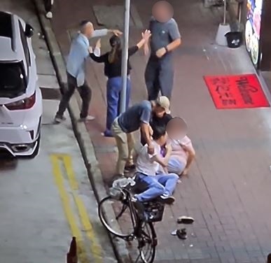 倒地男女被扶起身。fb 車cam L（香港群組）  