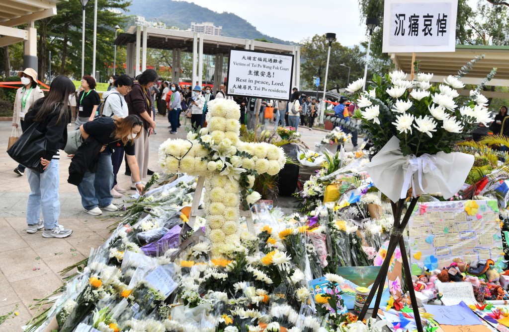 市民向死難者獻花及送上心意卡。資料圖片 市民向死難者獻花及送上心意卡。資料圖片