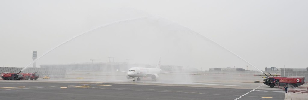 機場以「水門禮」迎接抵港的C919。