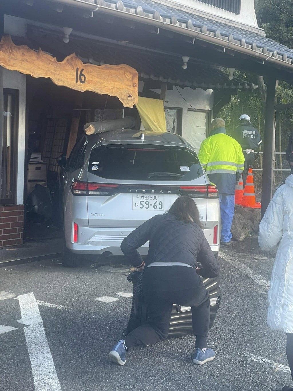 私家車車頭插入舖內，櫥窗玻璃及大門嚴重損毀。fb「浅草じゅうろく 修善寺はなれ 」圖片