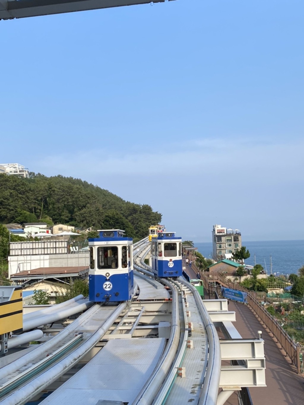 海云台海岸列车兼具交通与观光功能，让人轻松饱览釜山东海岸之美。