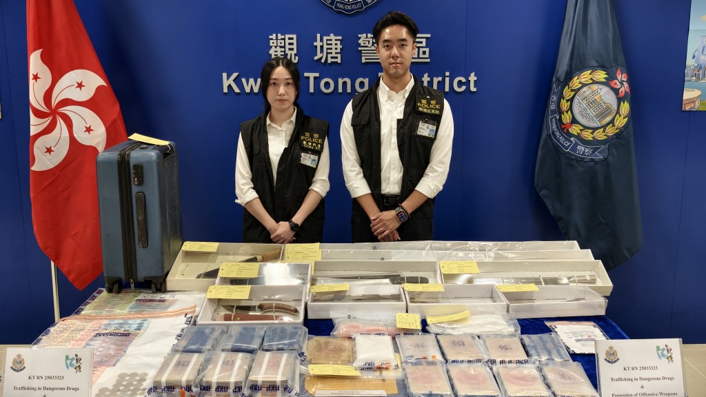 警方觀塘警區反三合會行動組督察梁普恩及情報組督察黃凱瑩向記者交代案情。 警方觀塘警區反三合會行動組督察梁普恩及情報組督察黃凱瑩向記者交代案情。