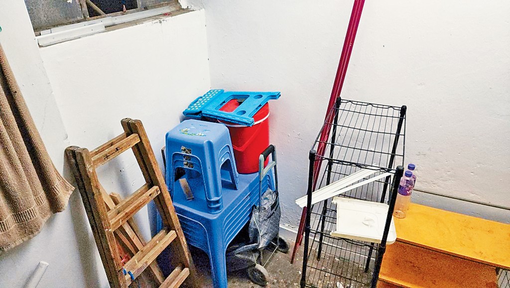 疑卖猫狗肉的单位外摆放大罐食油、铁煲、胶枱凳等。