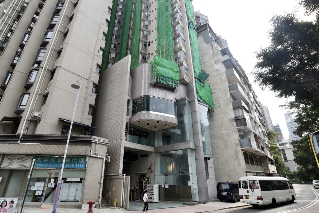 中原投資去年再以3.35億元收購西半山般咸軒,並將其改建為旗下的學生公寓品牌「壹社」,項目命名為「一步居 · 38」。 中原投資去年再以3.35億元收購西半山般咸軒,並將其改建為旗下的學生公寓品牌「壹社」,項目命名為「一步居 · 38」。