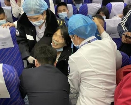 機上的服務員立即上前為乘客急救。網圖