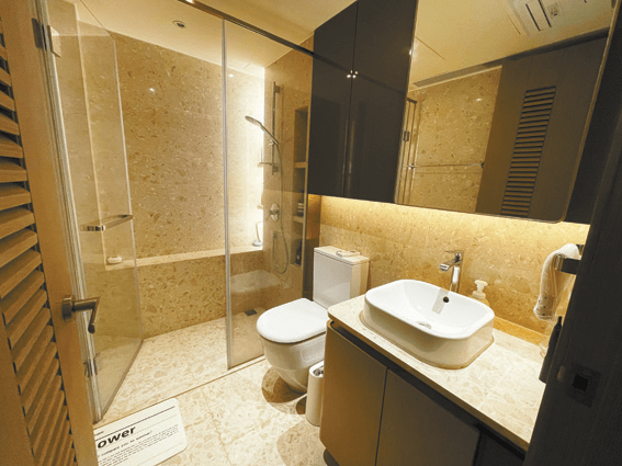 浴室採米色大理石作設計，不乏空間擺放衛浴用品。