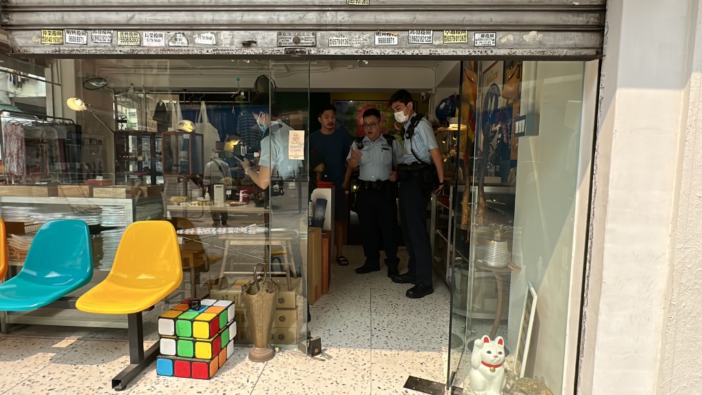 文青雜貨店遭爆竊，警員到場調查。劉漢權攝