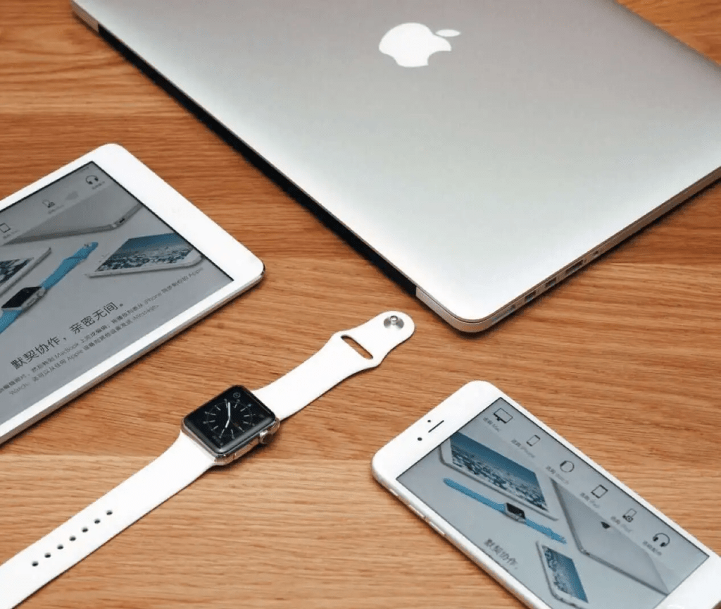 蘋果系列四件套（一般指蘋果品牌的手機、電腦、平板和手錶四款產品）。 百度百科