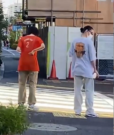 等過馬路。