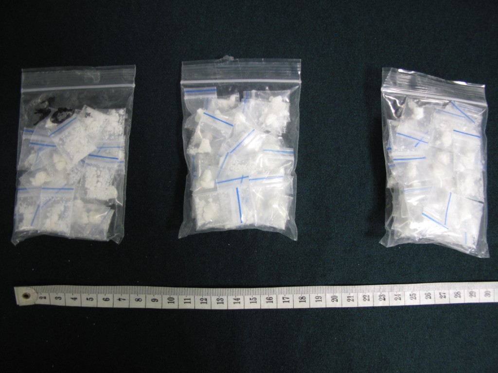 部分檢獲分拆成小包的懷疑可卡因,方便分銷。