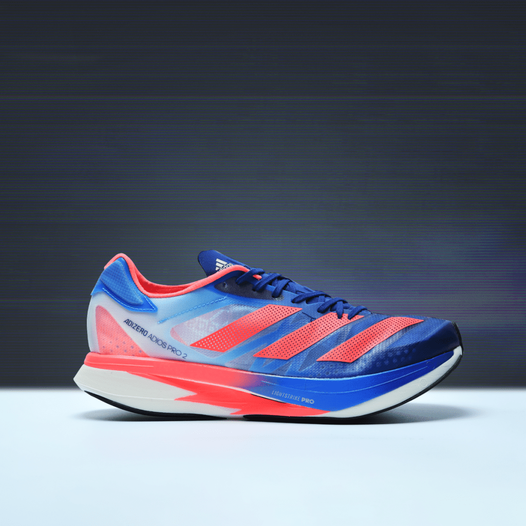 Adizero Adios Pro 2 跑鞋/$1,899/A，備有重新塑造的雙層 Lightstrike Pro，搭載標誌性的Energyrods科技，嵌進五根碳纖維，模擬人體腳掌骨骼結構，提供輕巧的穩定支撐。升級版中底配搭以部分再生聚酯纖維製成的 Celermesh 2.0 鞋面，輕巧兼具彈力包覆、靈活透氣與支撐效能。