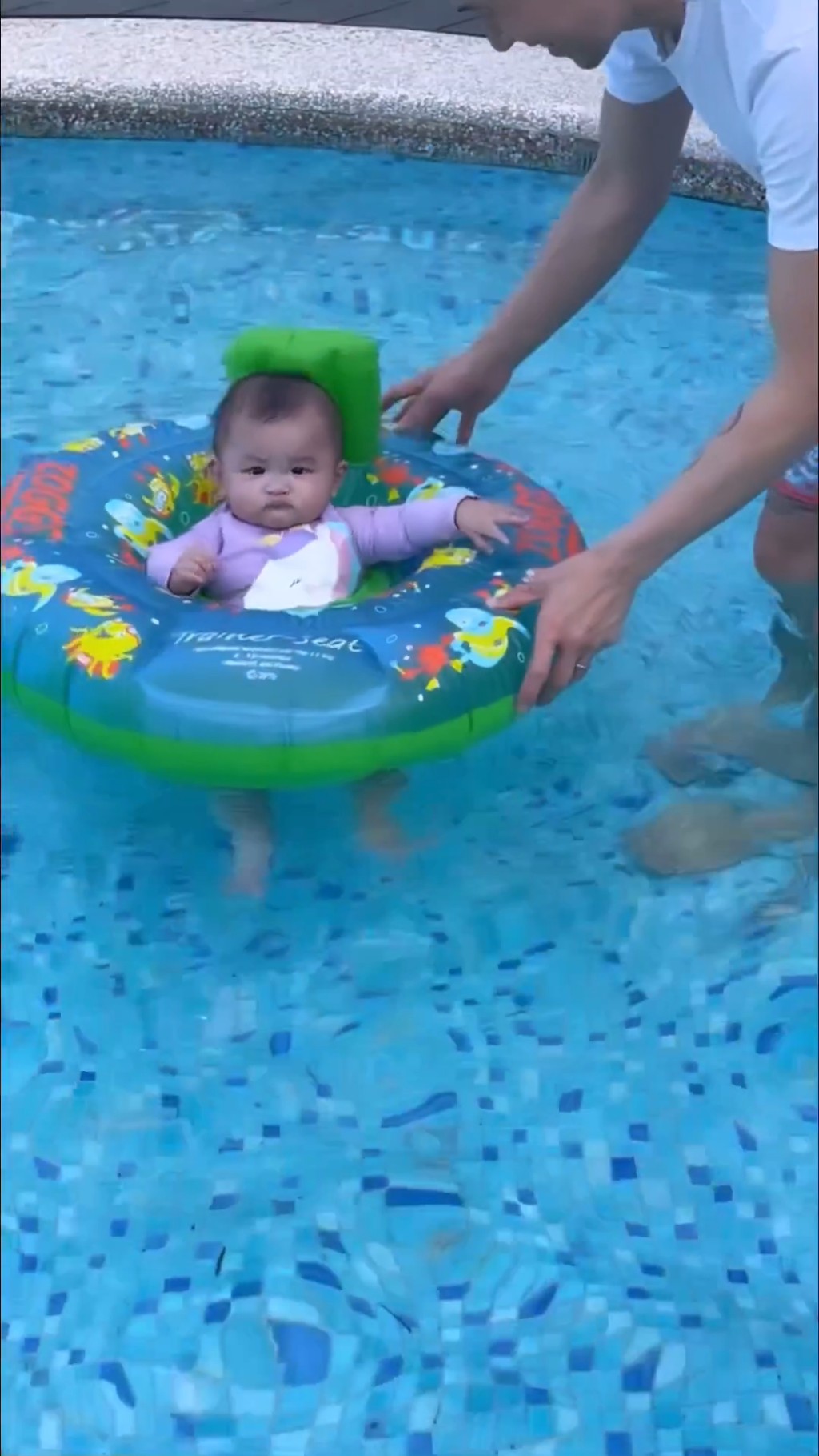 陳宇琛於IG上載女兒在泳池中，坐在水泡上飄浮的影片。
