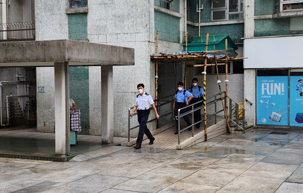 多名佩戴口罩警員出入大廈調查。 多名佩戴口罩警員出入大廈調查。