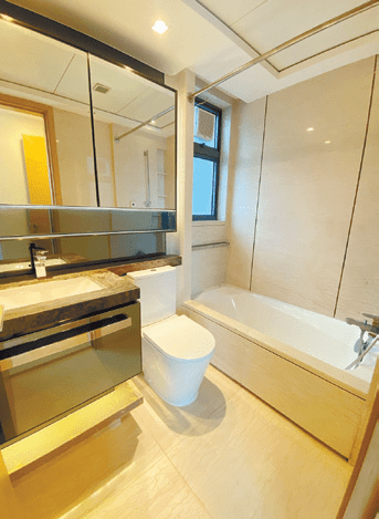 浴室设有镜柜，有不少空间收纳洗漱用品。