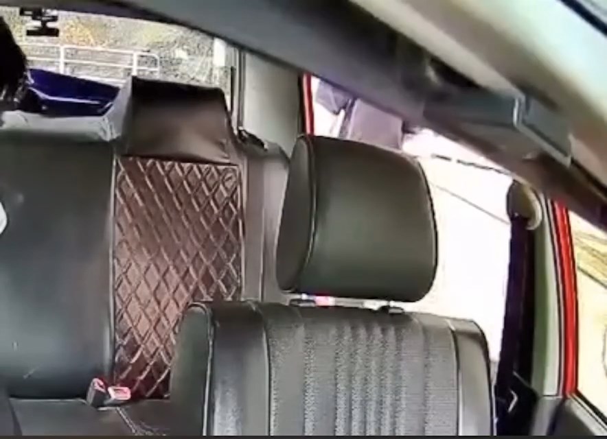 司機指青年未有付車資,惟對方未有理會繼續離開。 司機指青年未有付車資,惟對方未有理會繼續離開。