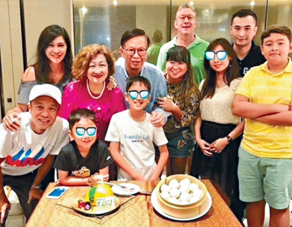 盧父（後左三）發聲明宣布與兒子（右二）斷絕關係，盧淑儀（後左一）及老公李克勤（前左一）都表示支持。