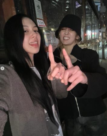 彩瑛与歌手Somi。