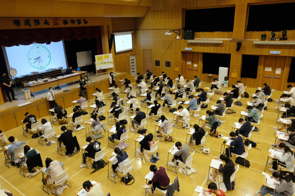 考評局早前修改《考試規則》，由今年起容許香港以外的學校申請成為文憑試考場。 資料圖片