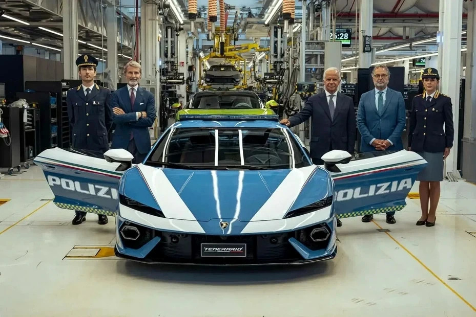 意大利警察的Temerario负责移植器官运送等高优先级紧急任务。Lamborghini