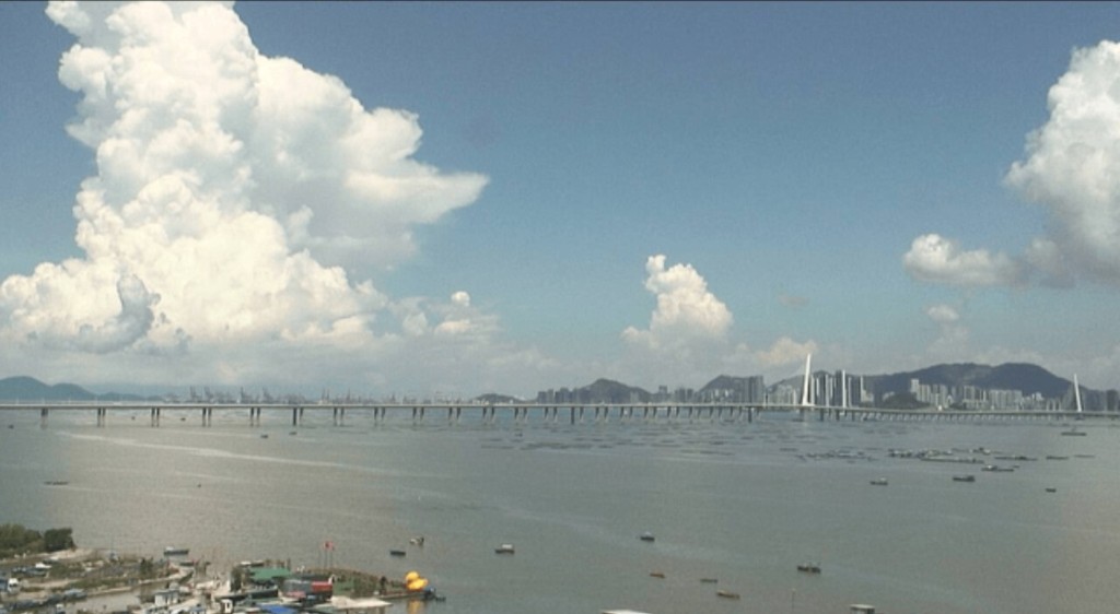 從流浮山向西望去,可見淡積雲發展為濃積雲,再至成熟的積雨雲,對流層頂也見砧狀雲。最後積雨雲消散。天文台