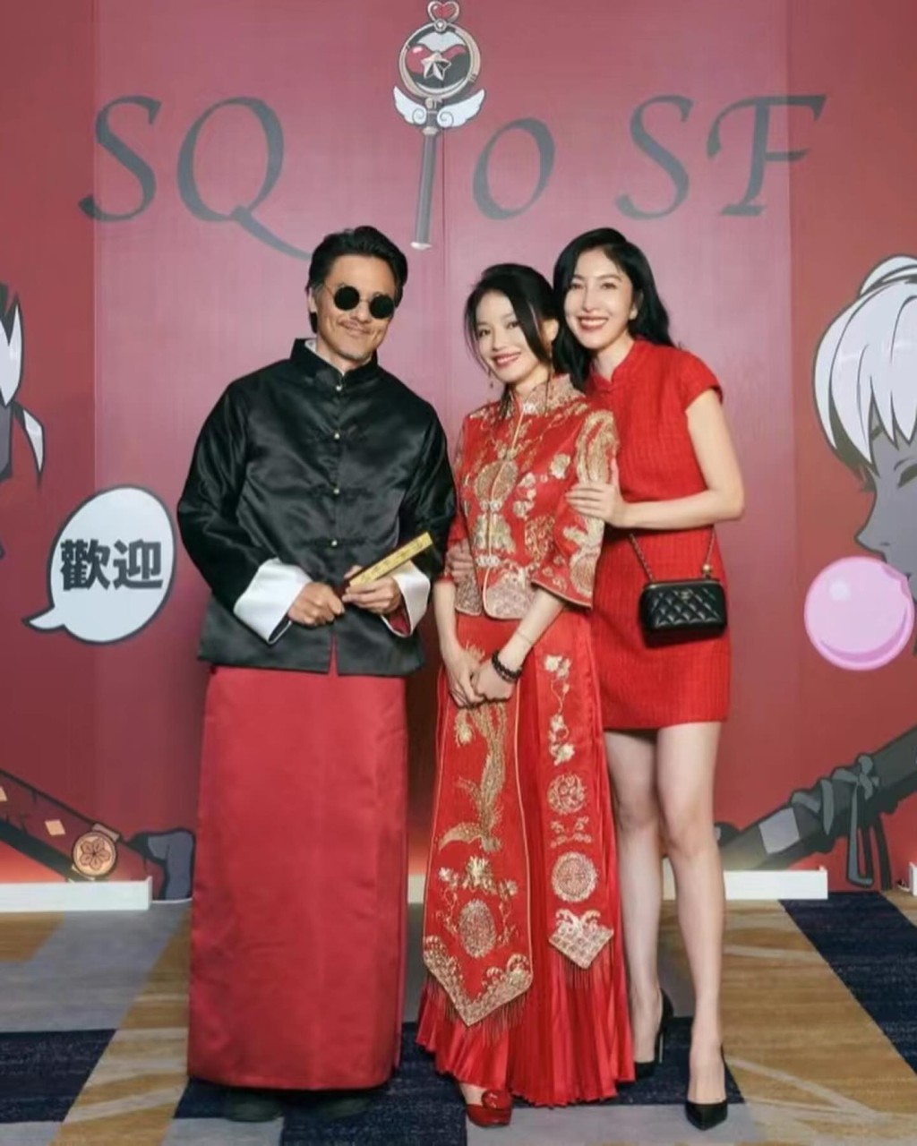 楊謹華（右）配合大會中國傳統喜慶風Dress code穿火紅旗袍晒長腿。