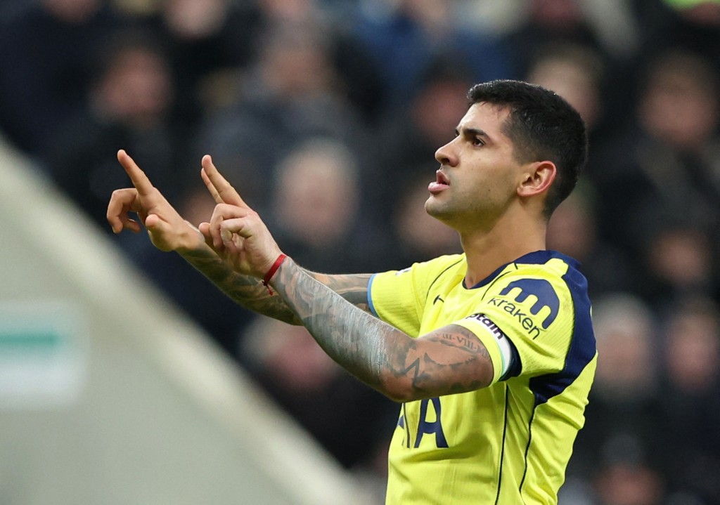 基斯甸羅美路插水式頭槌頂入。路透社