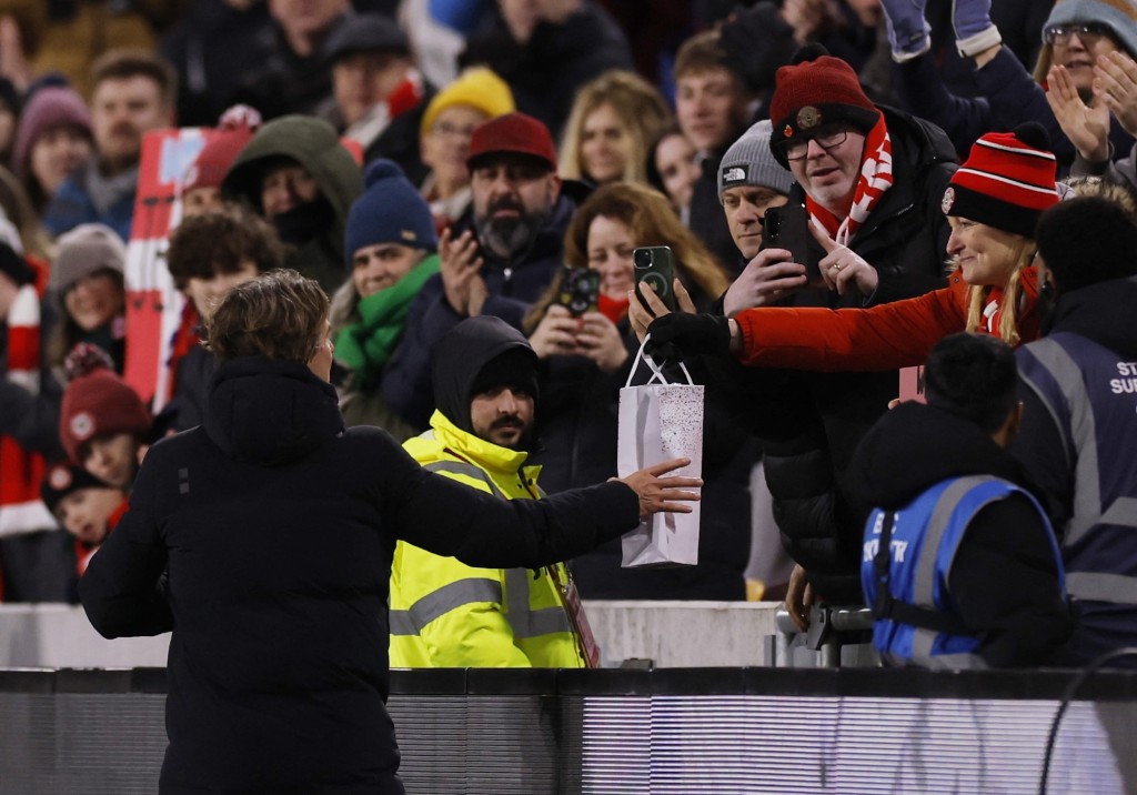 熱刺主帥湯馬士法蘭克曾任教賓福特，今場回到前球會主場，獲得球迷歡迎。路透社