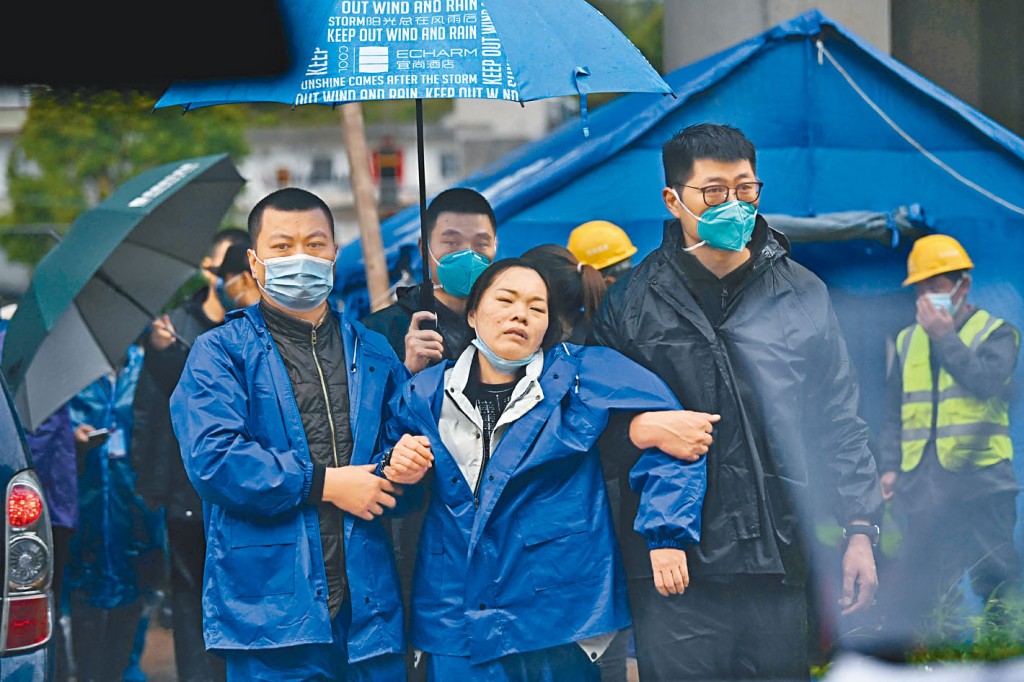 罹難者家屬到現場拜祭。