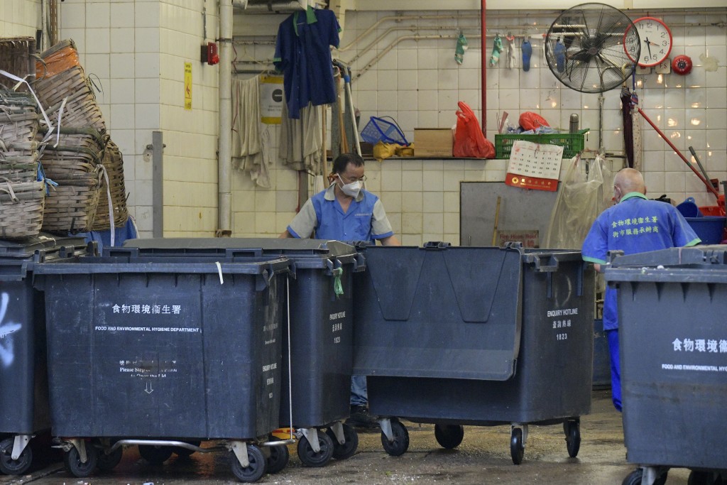 有清潔工表示垃圾收費實施後不會再從事清潔行業。資料圖片