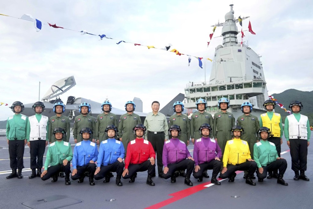 福建艦7日正式入列服役,國家主席習近平(後排中)與艦上官兵合影。 新華社 福建艦7日正式入列服役,國家主席習近平(後排中)與艦上官兵合影。 新華社