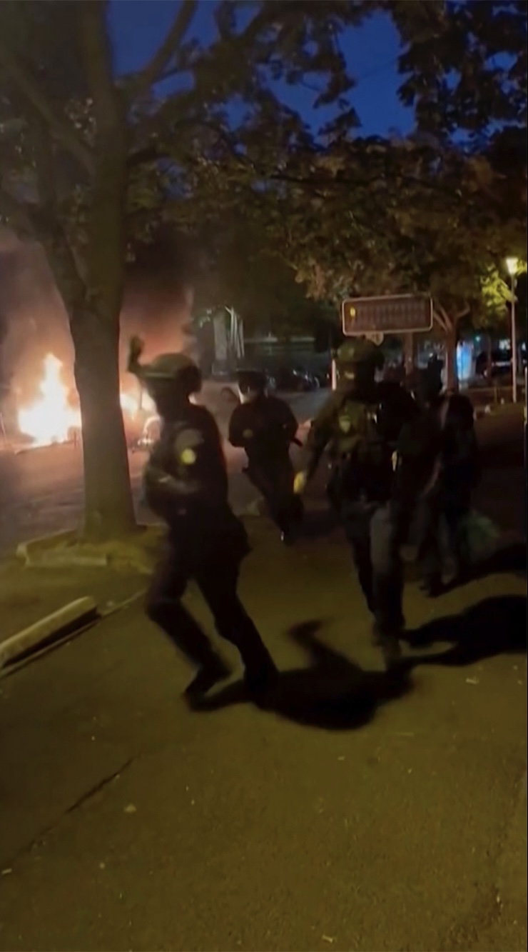巴黎郊區南泰爾（Nanterre）警方出動，試圖控制秩序。  美聯社