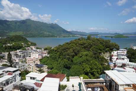 洋房近望船湾避风塘,眺望八仙岭山景。