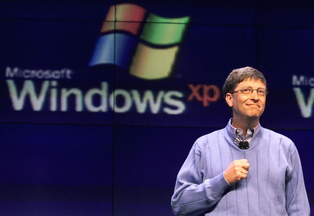 圖為身為微軟董事長的比爾蓋茲在2001年的記者會上介紹 Windows XP作業系統。 (JEFF CHRISTENSEN —AFP/Getty Images)