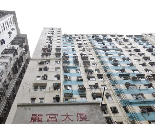 現場是北角英皇道301至319號麗宮大廈。  楊偉亨攝