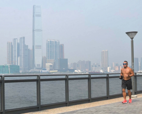 環保署呼籲市民減少外出。