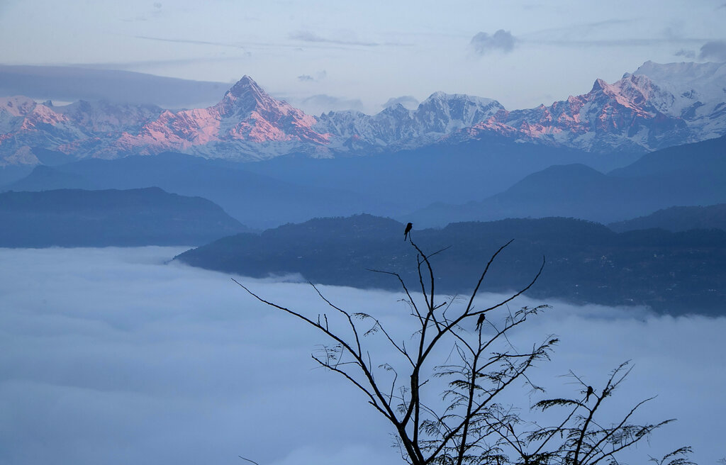 尼泊爾有許多地勢險要的山脈。AP資料圖片